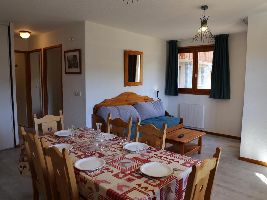 uma sala de jantar com uma mesa e uma cama em Appartement Aussois, 3 pièces, 6 personnes - FR-1-508-115 em Aussois