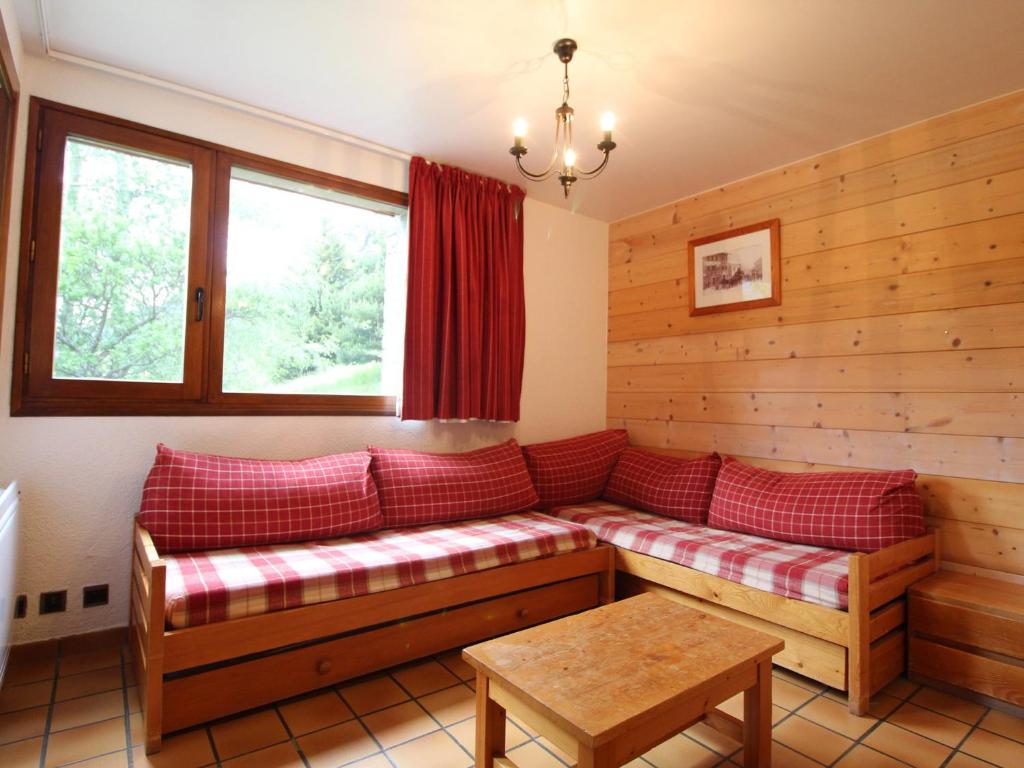 ein Wohnzimmer mit einem Sofa und einem Tisch in der Unterkunft Appartement Lanslevillard, 2 pièces, 5 personnes - FR-1-508-131 in Lanslevillard