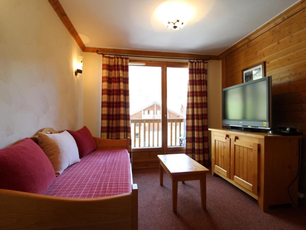 Μια τηλεόραση ή/και κέντρο ψυχαγωγίας στο Appartement cosy 4 pers. pied des pistes avec parking et piscine - Lanslebourg - FR-1-508-181