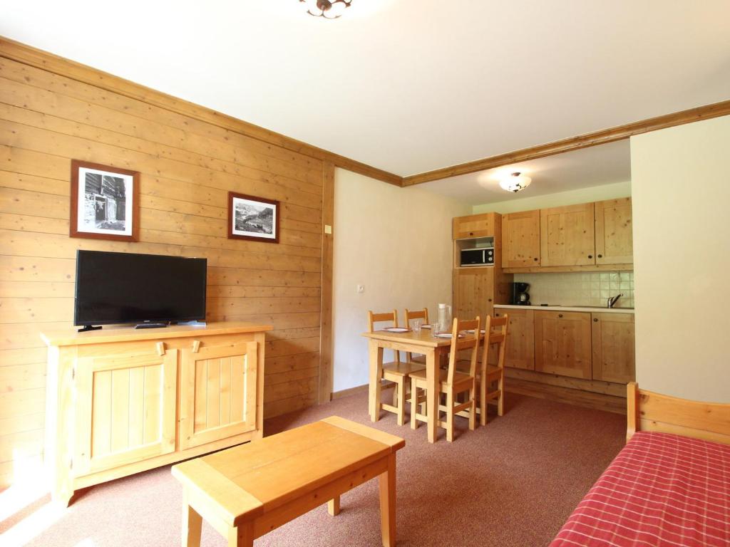 a living room with a kitchen and a dining room at Appartement Lanslebourg-Mont-Cenis, 2 pièces, 4 personnes - FR-1-508-143 in Lanslebourg-Mont-Cenis
