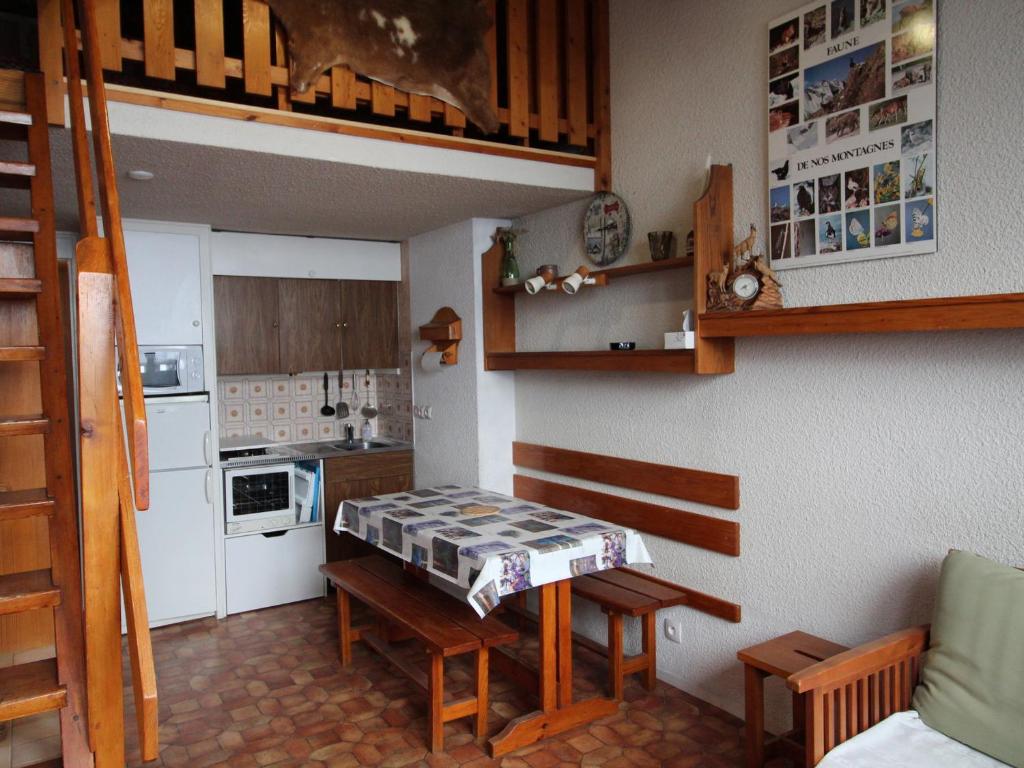 una pequeña cocina con mesa en una habitación en Appartement Aussois, 2 pièces, 4 personnes - FR-1-508-157, en Aussois