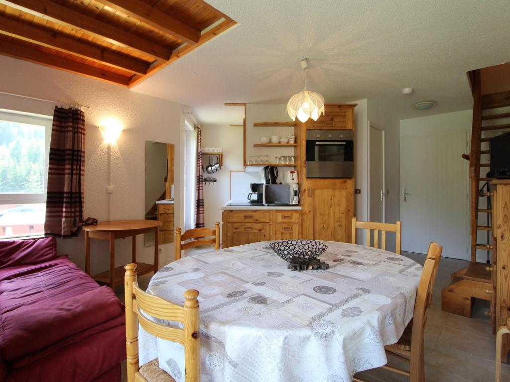 cocina y comedor con mesa en una habitación en Appartement Lanslevillard, 2 pièces, 5 personnes - FR-1-508-215 en Lanslevillard