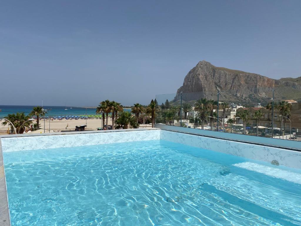 Bazén v ubytovaní Luxury Luce del Mare alebo v jeho blízkosti