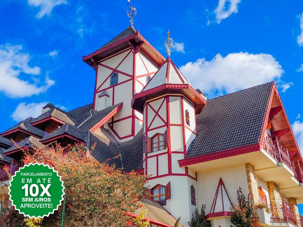 un bâtiment avec une tour en haut dans l'établissement Hotel Nacional Inn Campos do Jordão, à Campos do Jordão