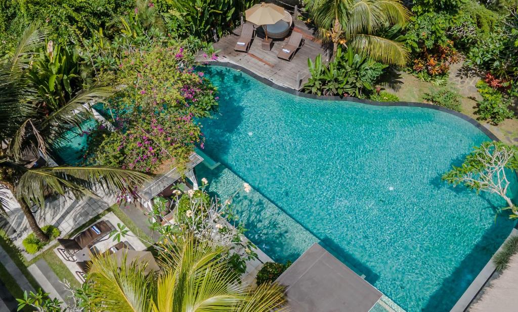 einen Blick über den Pool in einem Resort in der Unterkunft Manah Shanti Suites by Pramana Villas in Ubud