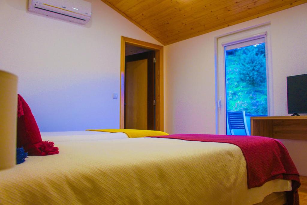 Uma cama ou camas num quarto em Casa de Campo Vale do Ceira