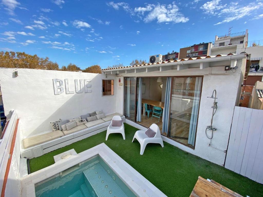 バルセロナにあるCasa Aquamarineの裏庭付きの家(スイミングプール付)