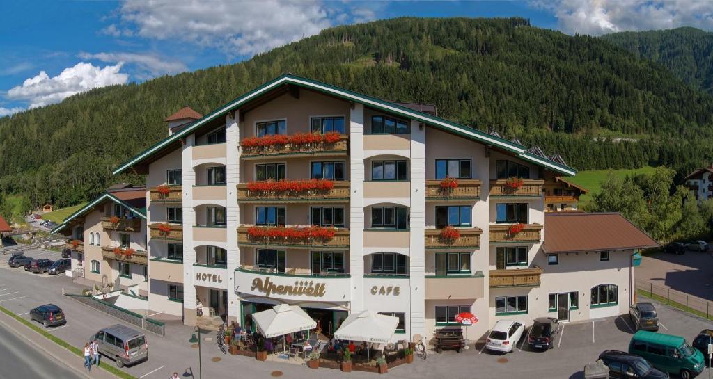 Nespecifikovaný výhled na hory nebo výhled na hory při pohledu z hotelu