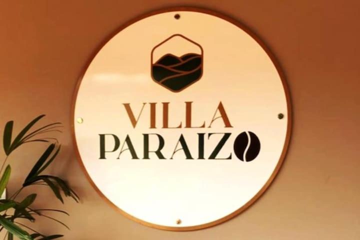 ein Spiegel an einer Wand mit einem Schild, das die Villa Pararia liest in der Unterkunft Pousada Villa Paraizo in Ribeirão Claro
