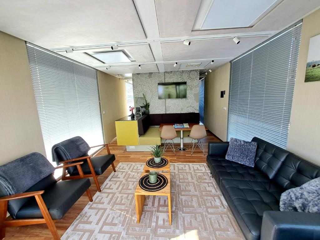 AquaHome - NP de Biesbosch - Bijzonder overnachten op een houseboat! - Two-Bedroom Chalet