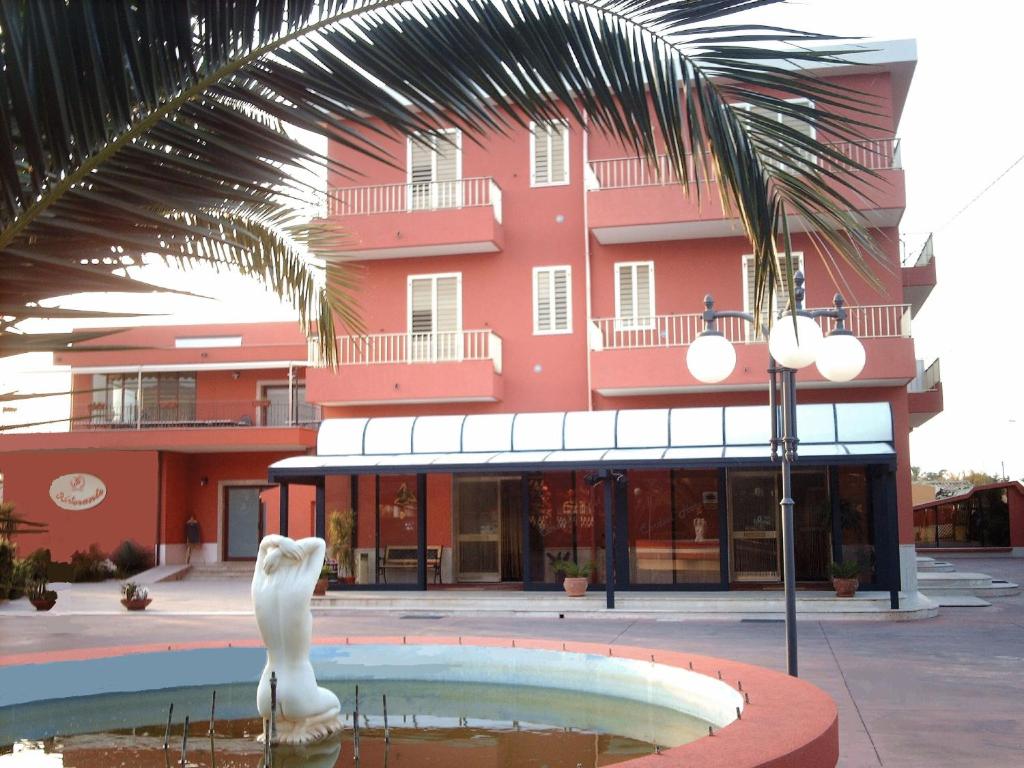 un edificio con una fuente frente a un edificio en Hotel Ristorante Cordial, en Comiso