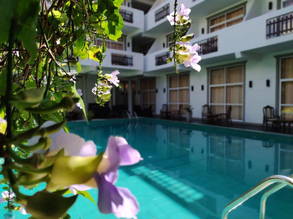 Bazén v ubytování Nil Diya Beach Resort nebo v jeho okolí