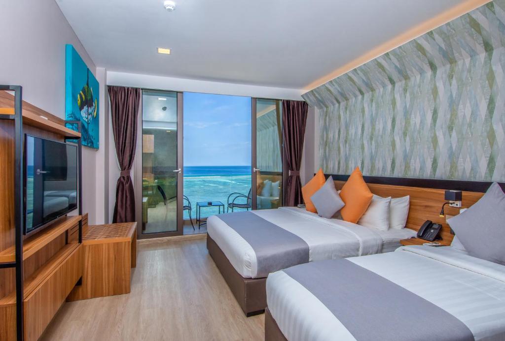 Postel nebo postele na pokoji v ubytování Triton Prestige Seaview and Spa