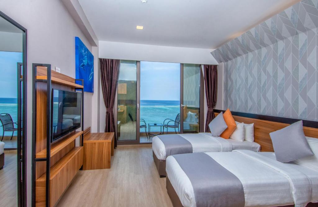 Postel nebo postele na pokoji v ubytování Triton Prestige Seaview and Spa