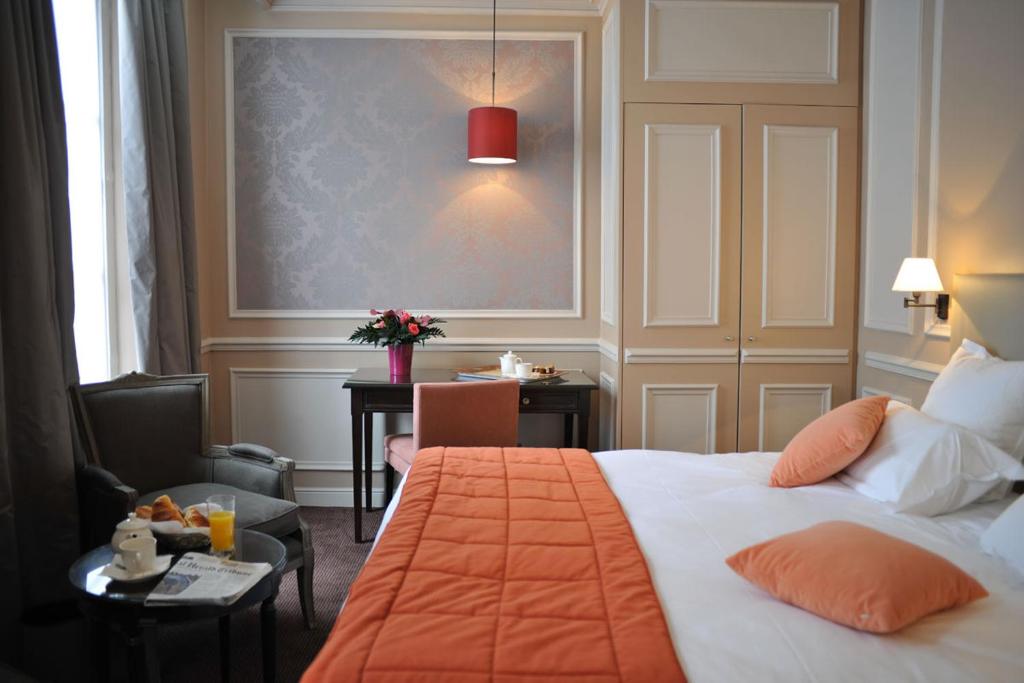 Postel nebo postele na pokoji v ubytování Hotel de L'Universite