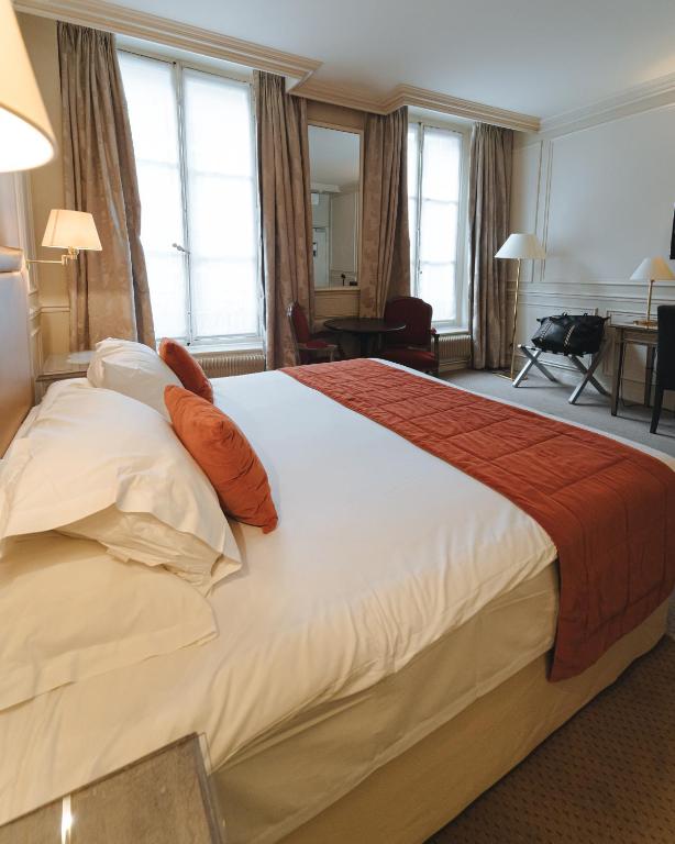 Postel nebo postele na pokoji v ubytování Hotel de L'Universite