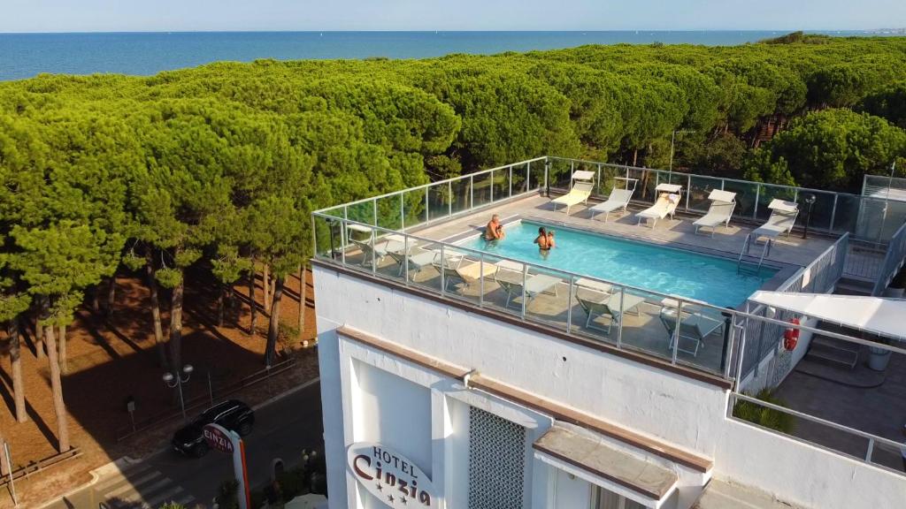 Bazén v ubytování Hotel Cinzia nebo v jeho okolí