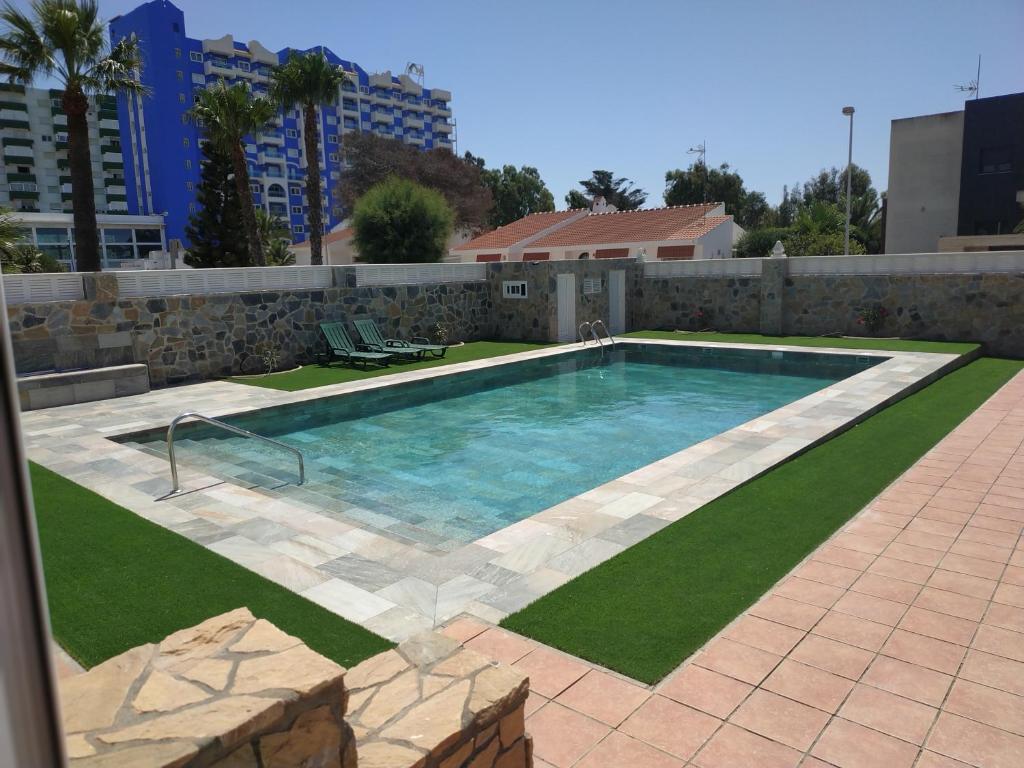 Bazén v ubytovaní Roquetas de Mar Urbanisation villa with pool 3rd Line beach alebo v jeho blízkosti