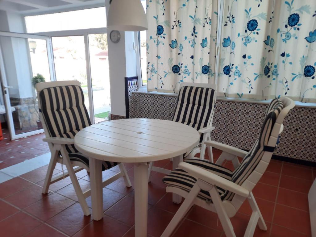 Posedenie v ubytovaní Roquetas de Mar Urbanisation villa with pool 3rd Line beach