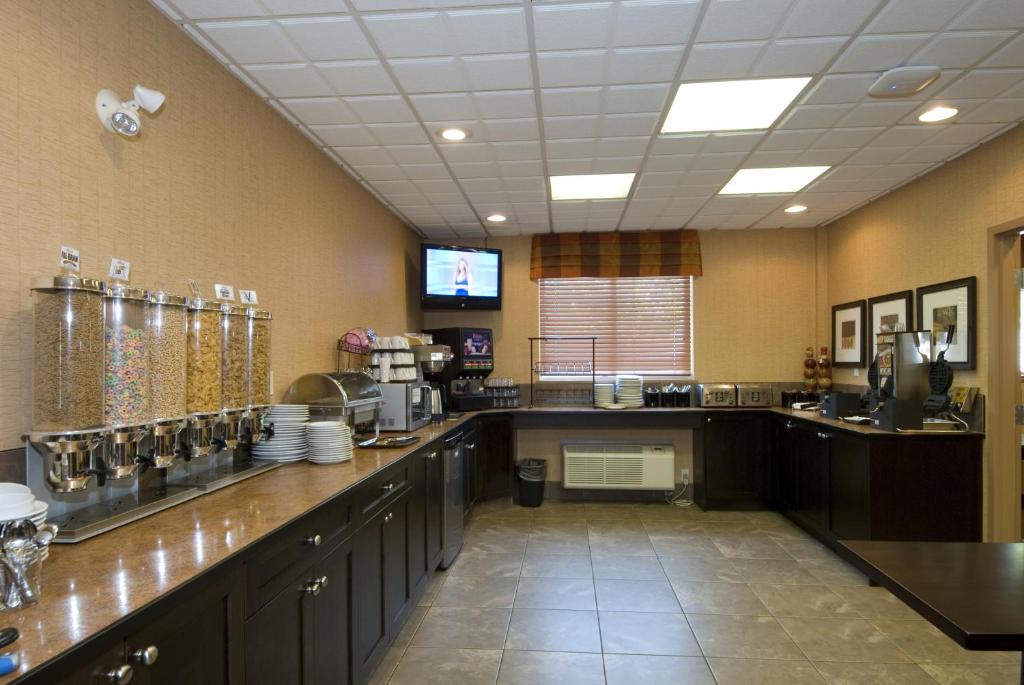 Příslušenství pro přípravu čaje a kávy v ubytování Ramada by Wyndham Surrey/Langley