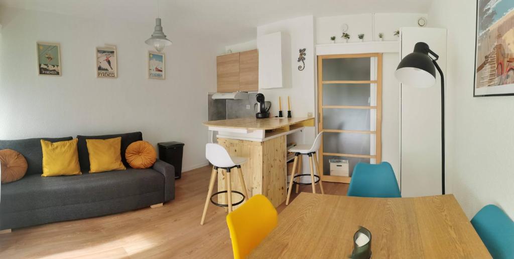 een woonkamer met een bank en een tafel bij Gourette appartement près des pistes, Résidence Val Soleil, 256 Gourette Nord, rue de Tortes in Eaux-Bonnes
