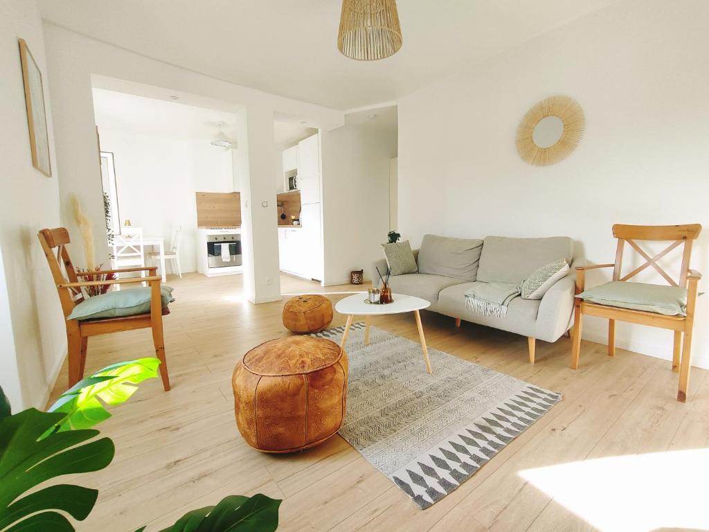 sala de estar con sofá, mesa y sillas en Quiet & Cosy near Loire River & Tramway en Nantes