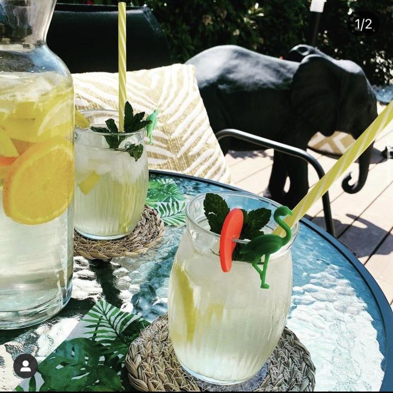 une table avec deux verres de boissons sur une table dans l'établissement L’ÉMERAUDE AMIENS, à Amiens