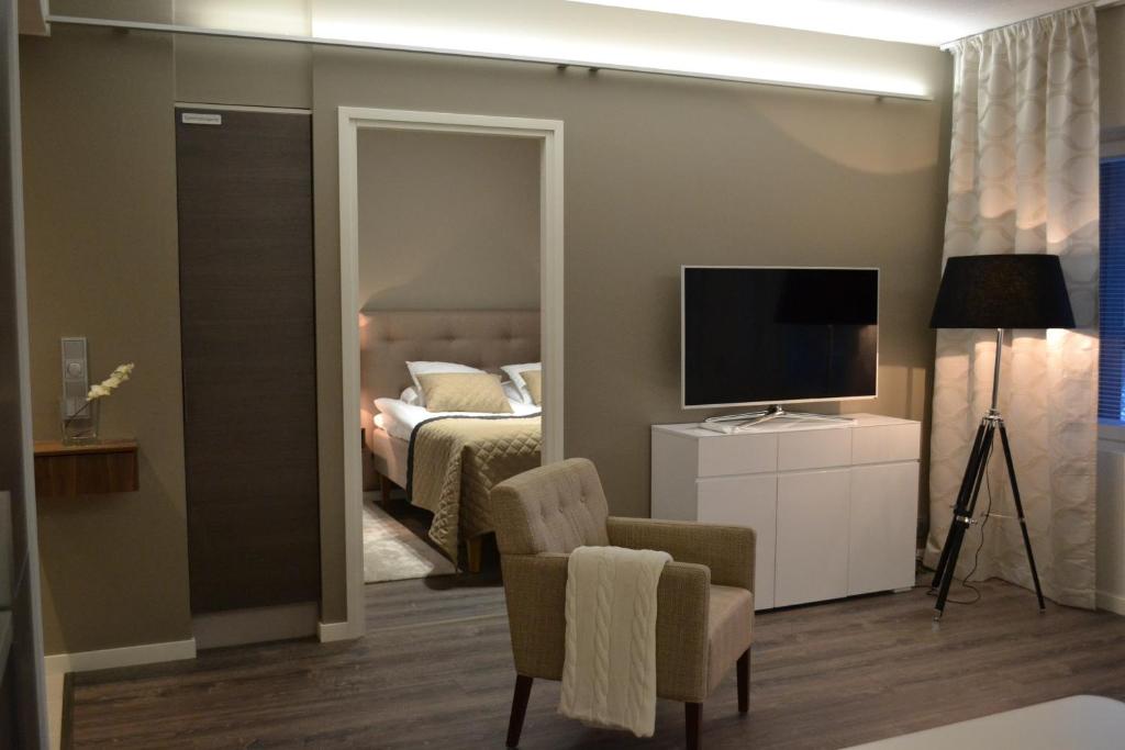 TV a/nebo společenská místnost v ubytování Aateli Lakeside Chalets - former Vuokatti Suites