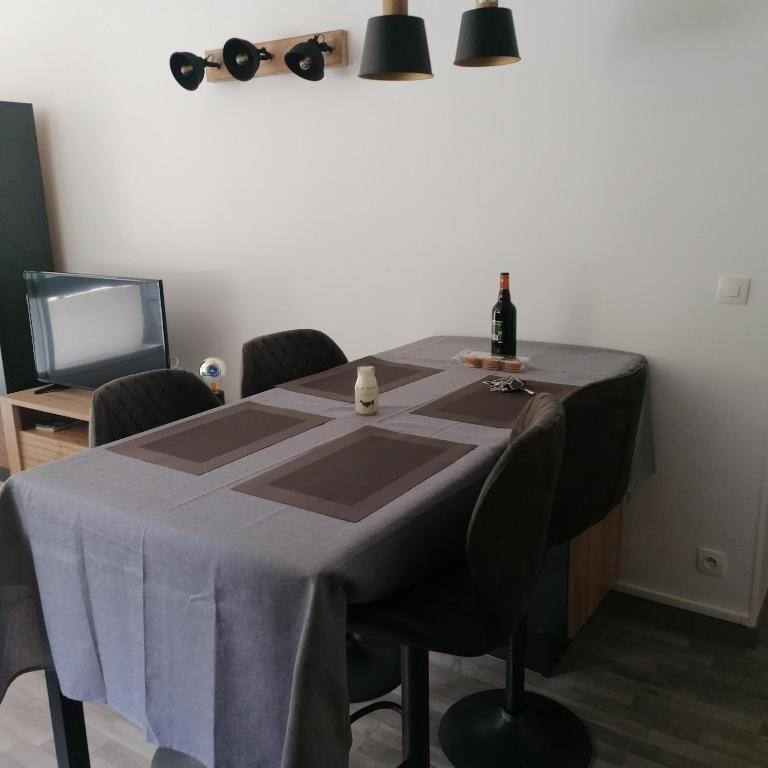 Televízia a/alebo spoločenská miestnosť v ubytovaní Appartement en résidence bord de mer