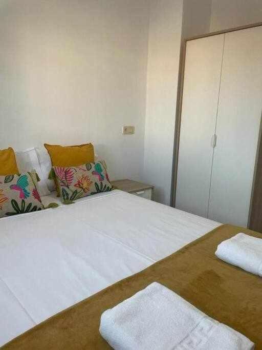 Posteľ alebo postele v izbe v ubytovaní Ático moderno con terraza privada en Málaga centro