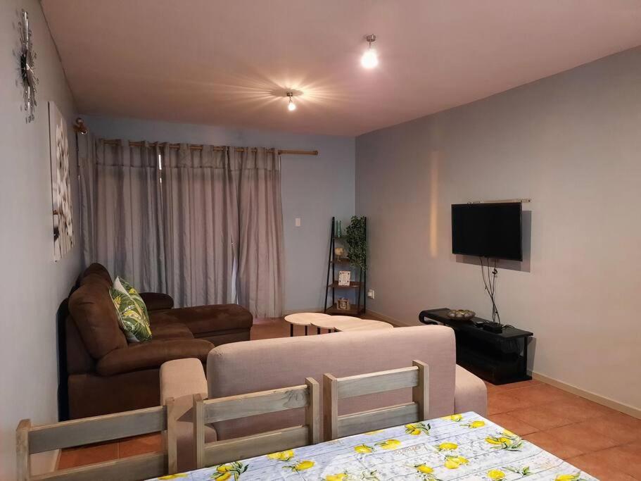 ein Wohnzimmer mit einem Sofa und einem Flachbild-TV in der Unterkunft The Dolphin View 4 in Langstrand
