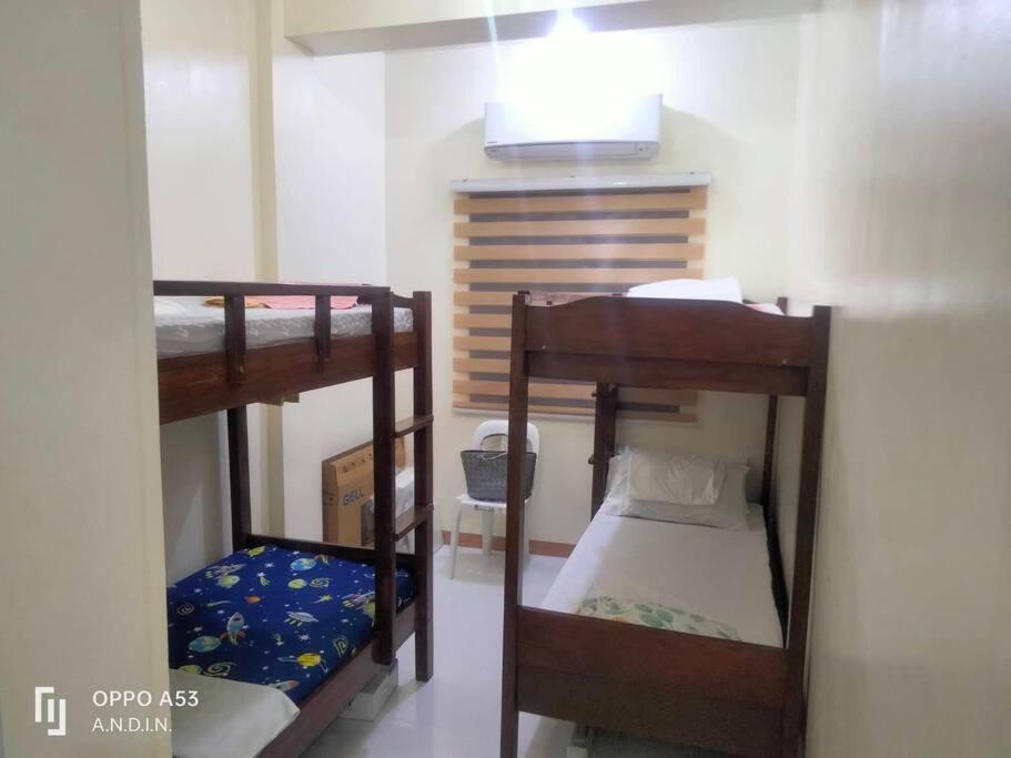 RomblonにあるShared Room/ Dormitory Bed in Romblon Romblonの二段ベッド2組が備わる客室です。