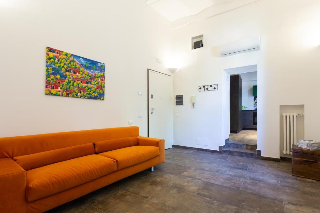 ペルージャにあるAppia Apartment - Relax & Spa - Centro Storicoのリビングルーム(オレンジ色のソファ付)