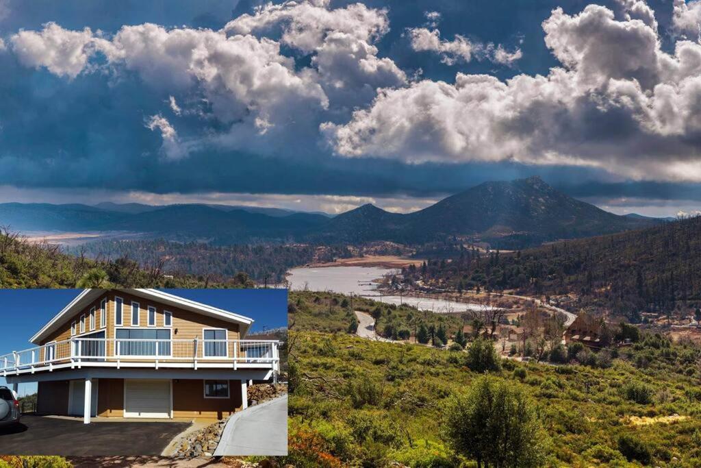 una casa en la cima de una colina con vistas en A LIVING CANVAS Amazing Lake View Custom Home, en Julian