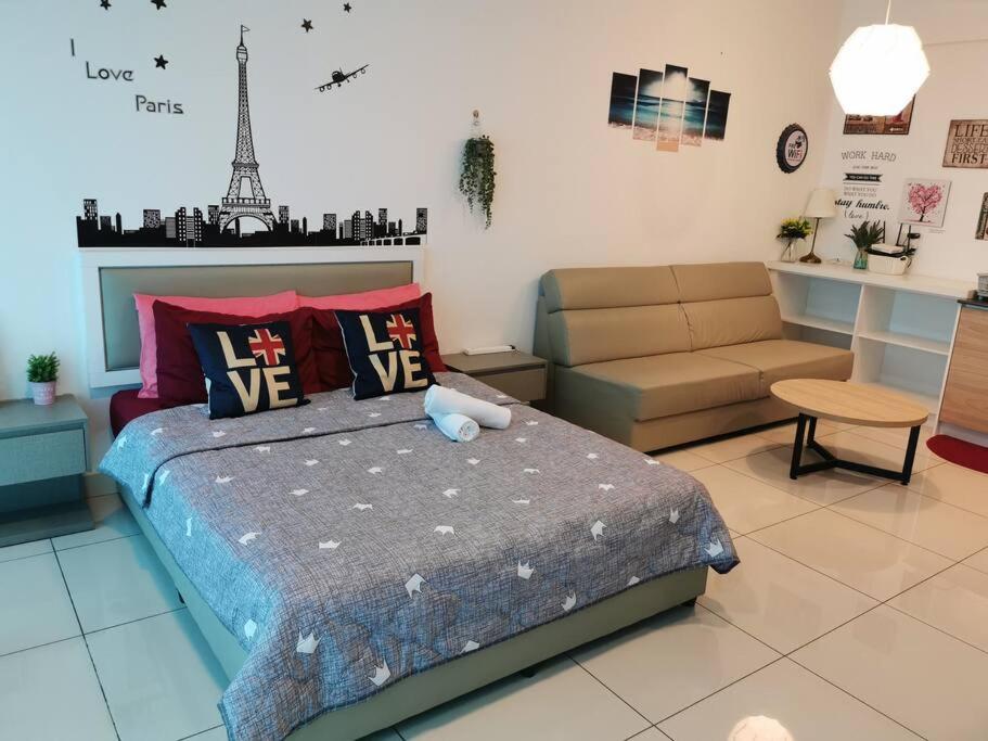 Kampong Sungai Ramal Dalam的住宿－Romance Studio @Evo Soho Bangi with WIFI & Netflix，一间卧室配有一张床和一张沙发