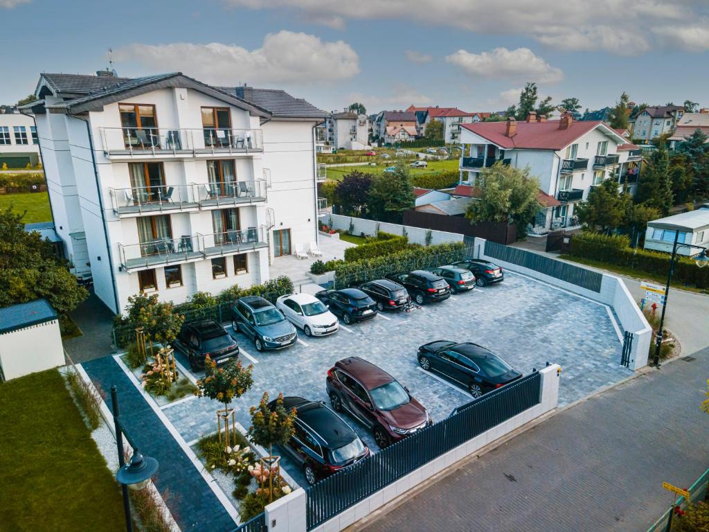 una vista aerea delle auto parcheggiate in un parcheggio di Apartamenty i Pokoje Gościnne Relax a Jastarnia