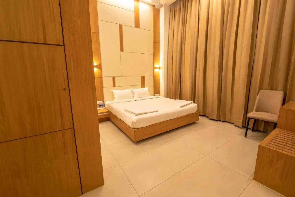 Postel nebo postele na pokoji v ubytování RATHNA RESIDENCY - Near US CONSULATE