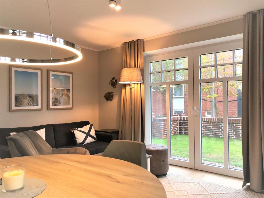 a living room with a table and a couch at Ferienwohnung Strandmuschel in Wangerooge