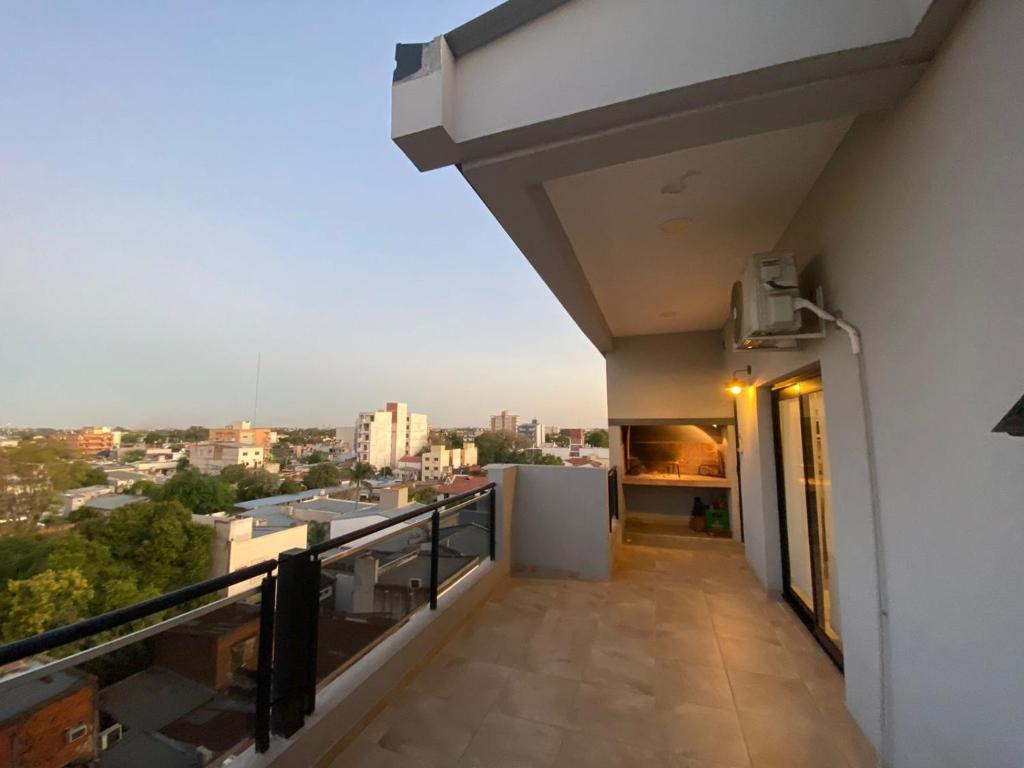balcón con vistas a la ciudad en Departamento con gran balcón a la calle y parrilla en Corrientes