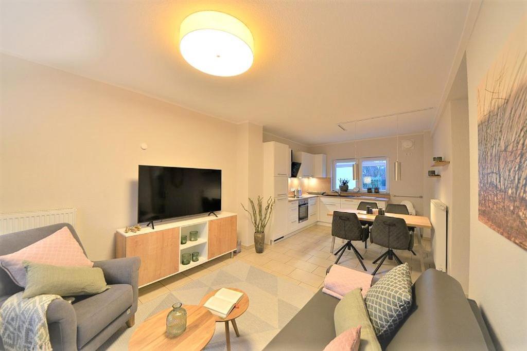 a living room with a couch and a tv at Ferienwohnung Auszeit in Wangerooge