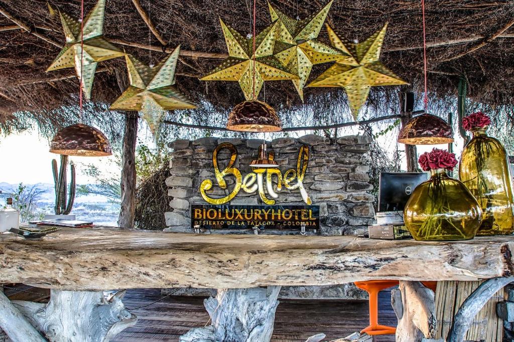 una mesa con un cartel con estrellas en Bethel BioLuxury Tatacoa Desert, en Neiva