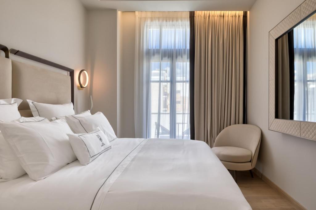 Postel nebo postele na pokoji v ubytování Grand Hotel Kalamata