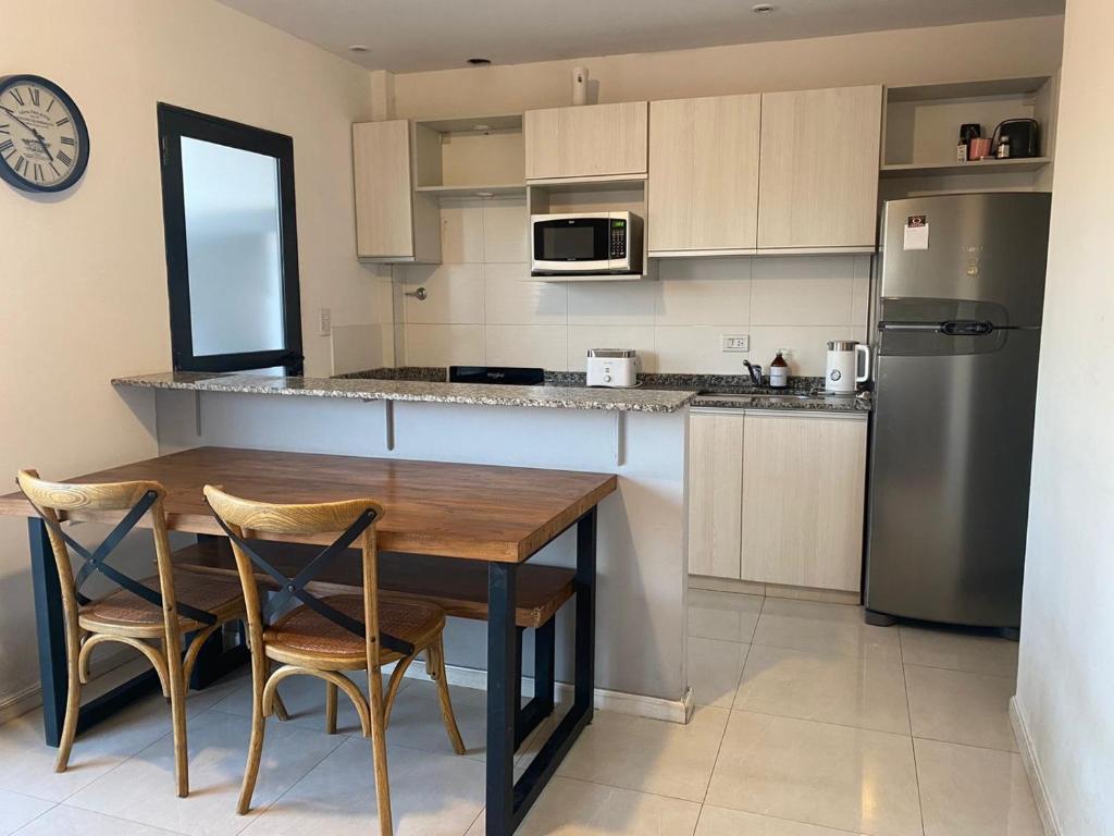 Departamento con gran balcón a la calle y parrilla - Apartamento De Dos Dormitorios