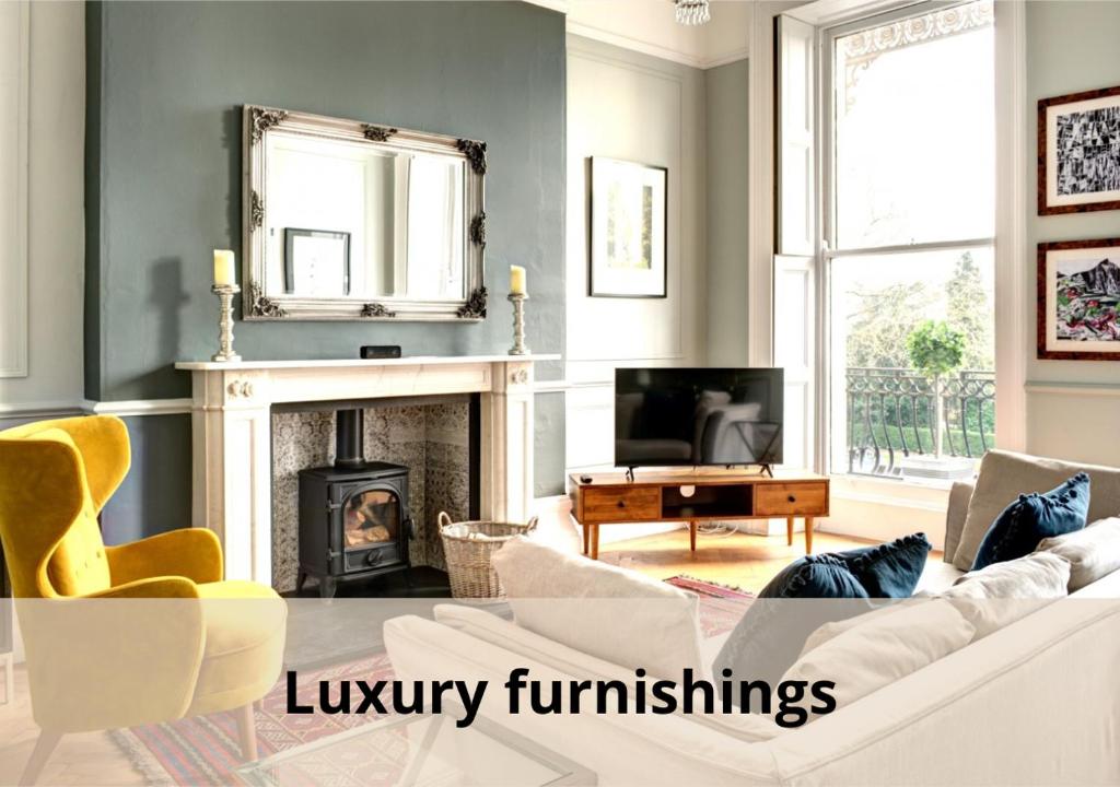 - un salon avec un canapé blanc et une cheminée dans l'établissement 16 Lansdown Flat 3 - By Luxury Apartments, à Cheltenham