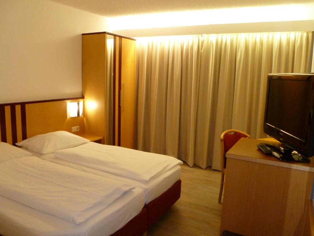 TV a/nebo společenská místnost v ubytování Hotel am Feuersee