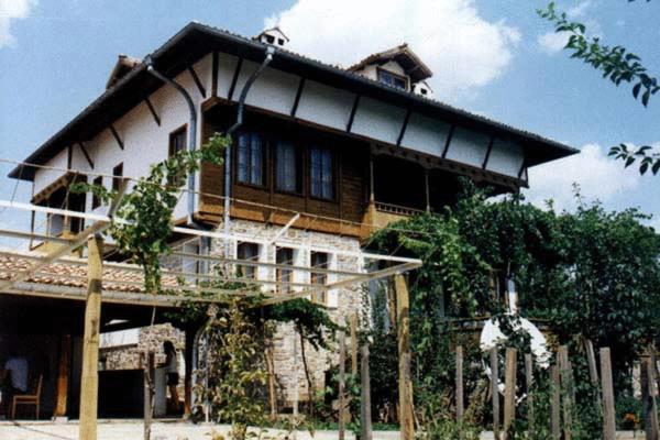 une grande maison avec un toit dans l'établissement Arbanassi Hotel, à Arbanasi