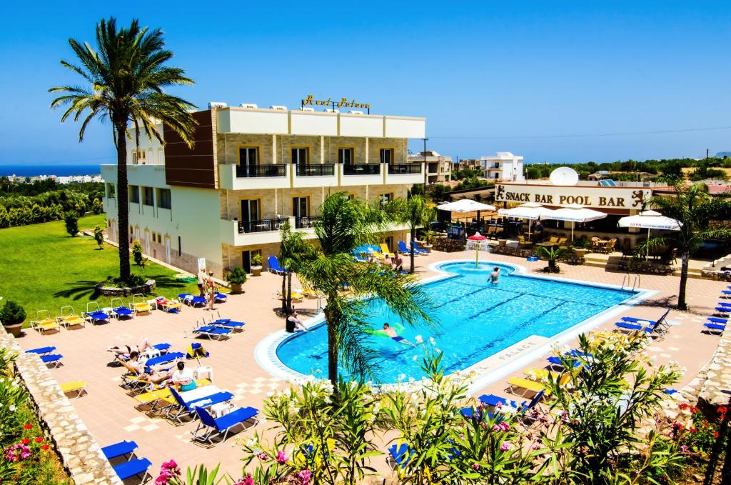 una vista aérea de un hotel con piscina en Real Palace, en Malia