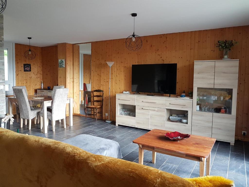 Televízia a/alebo spoločenská miestnosť v ubytovaní MONETTE 1