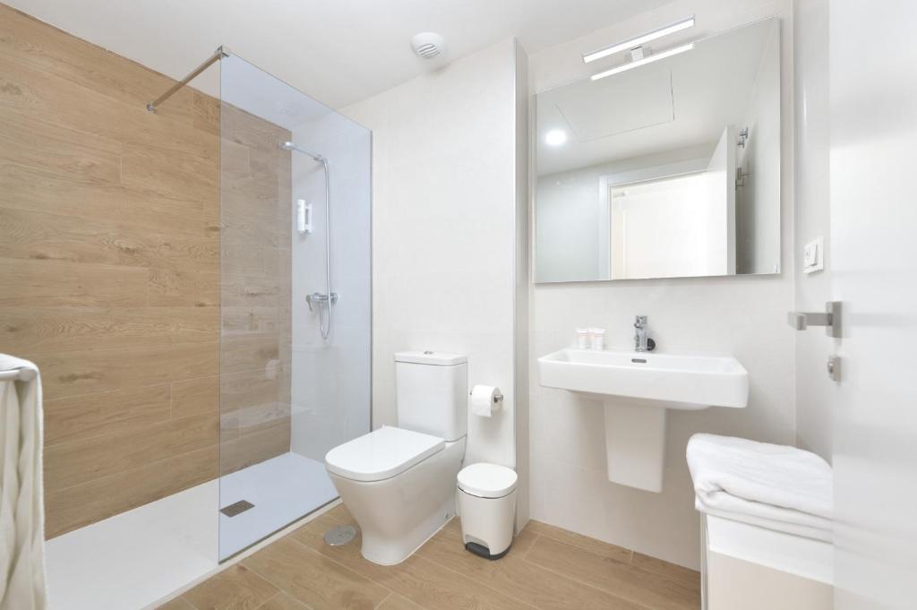 łazienka z toaletą, umywalką i prysznicem w obiekcie Apartamento de lujo con jardin privado w mieście Torrox Costa