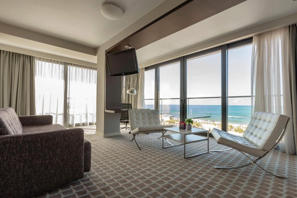 VacationClub – Marine Hotel Apartament 320 tesisinde bir oturma alanı